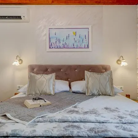 Diva 2,Stylish Old Town Studio Apartment Near Beach Split Exterior photo